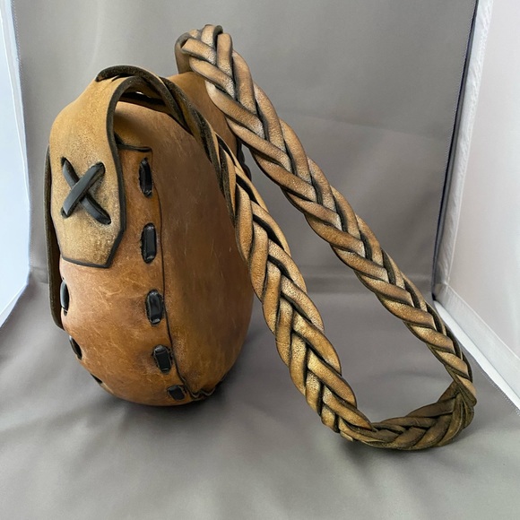 Vintage Handmade 1970’s leather crossbody bag braided strap tooled Celtic knot - Picture 6 of 16